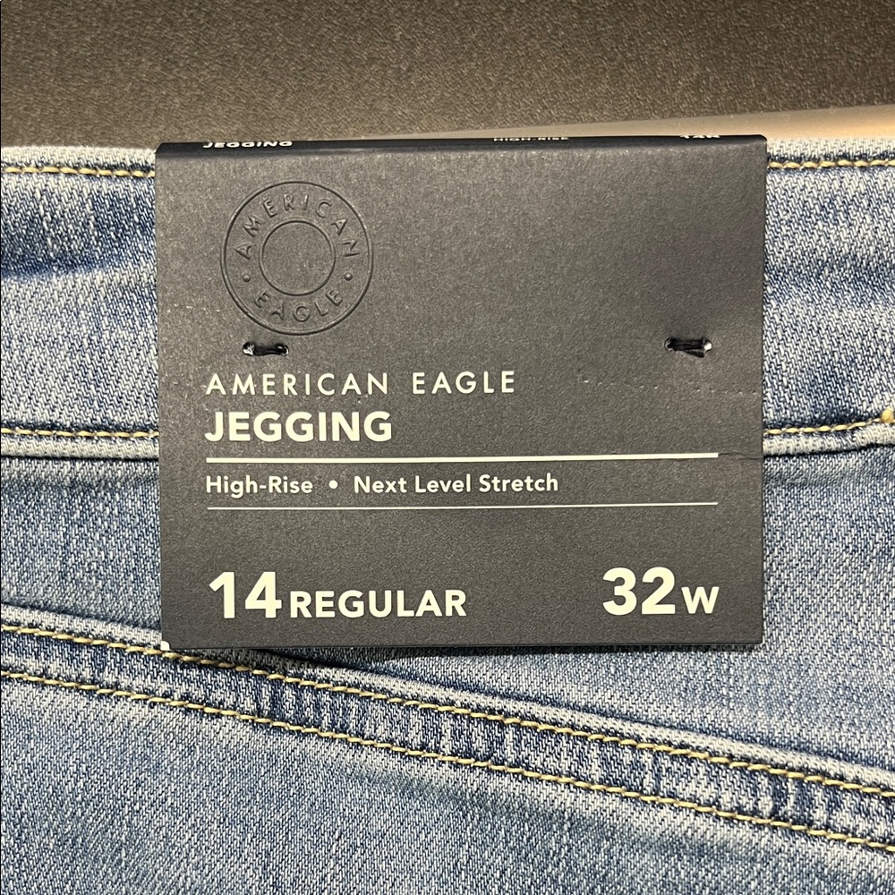NWT American Eagle Outfitters Women's Light Blue Ripped Skinny Jeans NEVER WORN - Picture 2 of 3